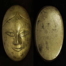 ตลับทองเหลืองโบราณแกะสลัก ขนาด 3.2*2.3 นิ้ว  