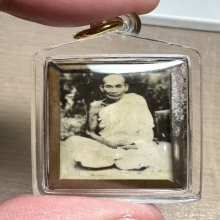 รูปถ่ายหลวงพ่อเคลือบหลังหุ้มฝาบาตรมีจาร