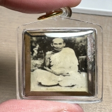 รูปถ่ายหลวงพ่อเคลือบหลังหุ้มฝาบาตรมีจาร