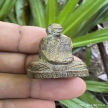 หลวงพ่อพรหม รุ่นเข่ากว้างเนื้อทองระฆังหลังเข็มกลัด 