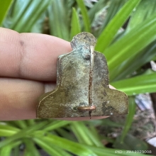 หลวงพ่อพรหม รุ่นเข่ากว้างเนื้อทองระฆังหลังเข็มกลัด 