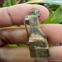 หลวงพ่อพรหม รุ่นเข่ากว้างเนื้อทองระฆังหลังเข็มกลัด 