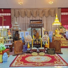 หลวงพ่อพรหม รุ่นเข่ากว้างเนื้อทองระฆังหลังเข็มกลัด 