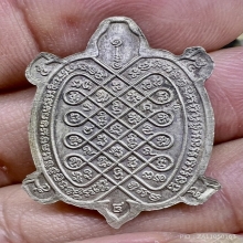 ลพ.หลิว รุ่นบูรณะพระราชวังสนามจันทร์ เนื้อเงินลงยา3สีตอกโค๊ด