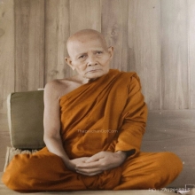 พระผงนั่งปักกลด หลวงปู่แหวน สุจิณโณ เนื้อผงพุทธคุณ ปี2516