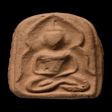 หลวงปู่บุญ พิมพ์ซุ้มแหลมใหญ่ เนื้อดิน พ.ศ. 2456