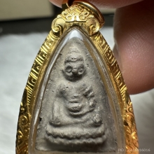 พระพุทโธน้อย พิมพ์เล็ก หน้าตุ๊กตา ไหล่จุด  เนื้อดินผ่านใบลาน