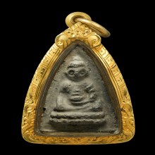 พระพุทโธน้อย พิมพ์เล็ก หน้าตุ๊กตา ไหล่จุด  เนื้อดินผ่านใบลาน