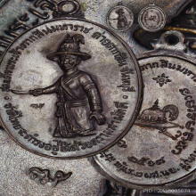 เหรียญพระเจ้าตาก หลวงปู่ทิม วัดละหารไร่ เนื้อทองแดง ๒๕๑๘