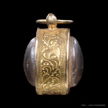 หลวงพ่อทวด วัดช้างให้  แขนทะลุ นิยม เนื้อทองคำ ปี 2535