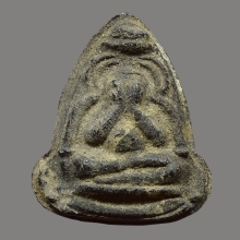 พระปิดตาหลังฉัตร หลวงปู่เฮี้ยง วัดป่า จ.ชลบุรี ปี 2506