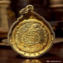 เหรียญ หลวงพ่อคูณ วัดบ้านไร่ ปี 36 กะไหล่ทองฝังพลอย