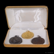 เหรียญพ่อท่านคลิ้ง หลังภปร. ชุดทองคำ ปี ๒๕๒๑ สวยมากครับ