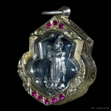 เหรียญหลวงพ่อธรรมจักร วัดธรรมามูล เลี่ยมเงินฝังพลอยแดง