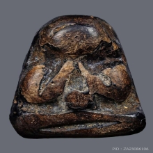 พระปิดตาหลังเรียบ เนื้อคลุกรัก