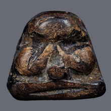 พระปิดตาหลังเรียบ เนื้อคลุกรัก