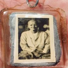 พระมงคลมหาลาภ แม่ชีบุญเรือน หลังรูปกระดาษผิวส้ม