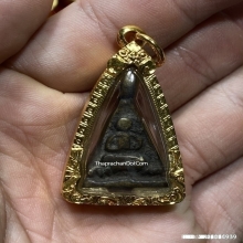 เหรียญหล่อหลวงปู่รอด วัดบางน้ำวน พิมพ์สามเหลี่ยมพนมมือ