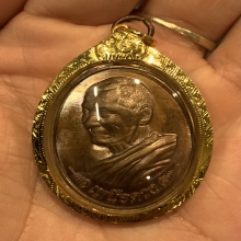 เหรียญเหนือดวง รุ่นแรก เนื้อทองแดง หลวงปู่มหาศิลา ปี 2562