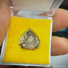 หลวงปู่แหวน หล่อรูปเหมือนใบโพธิ์ 8 รอบ ปี2526 เนื้อเงิน2องค์