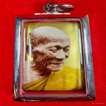 ล็อกเก็ตฉากทอง รุ่นเเรก หลวงปู่กาหลง เขี้ยวแก้ว ปี2548