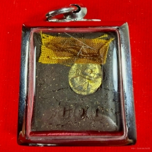 ล็อกเก็ตฉากทอง รุ่นเเรก หลวงปู่กาหลง เขี้ยวแก้ว ปี2548