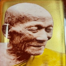 ล็อกเก็ตฉากทอง รุ่นเเรก หลวงปู่กาหลง เขี้ยวแก้ว ปี2548