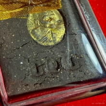 ล็อกเก็ตฉากทอง รุ่นเเรก หลวงปู่กาหลง เขี้ยวแก้ว ปี2548