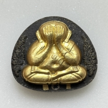 หลวงพ่อคูณ  คูณพันล้าน พิมพ์จัมโบ้ เนื้อผงหน้าทอง  พ.ศ.2537