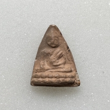 พุทโธน้อยคุณแม่บุญเรือน รุ่นแรก  พิมพ์กลาง เนื้อดิน พ.ศ.2494