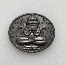 พระปิดตาพังพะกาฬ รุ่นแรก  พิมพ์เครายาว เนื้อนวโลหะ พ.ศ. 2532