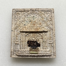 หลวงพ่อแพ พิมพ์ซุ้มหน้าบรรณ เนื้อผง พ.ศ.2537