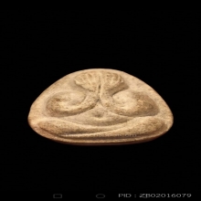 พระปิดตามหาเสน่ห์ (รุ่นแรก) เนื้อผงเกสร หลวงปู่โต๊ะ ปี 2518