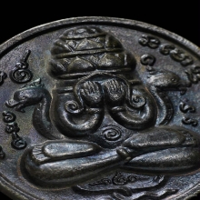 พระปิดตาพังพะกาฬ รุ่นแรก  พิมพ์เคราสั้น เนื้อนวโลหะ พ.ศ.2532