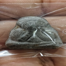 พระปิดตาหลังแบบเนื้อดำฐานเตี้ยปี2521 หลวงพ่อสุด วัดกาหลง 