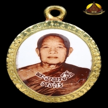 ล็อคเก็ตตัวถังทอง อ.ฝั้น รุ่นลาภผลพูนทวี ปี18พิมพ์เล็กฉากขาว