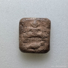 หลวงพ่อปาน พิมพ์ทรงนกสมาธิบัวเม็ด เนื้อดินเผา พ.ศ. 2460