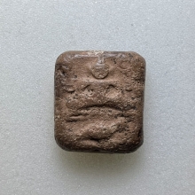 หลวงพ่อปาน พิมพ์ทรงนกสมาธิบัวเม็ด เนื้อดินเผา พ.ศ. 2460