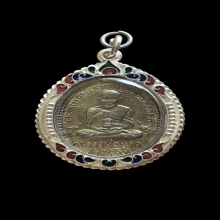 เหรียญรุ่น 2 หลวงปู่ทวดวัดช้างให้ บล็อคไม้มลาย เนื้อขาปิ่นโต