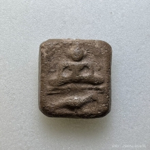 หลวงพ่อปาน พิมพ์ทรงนกสมาธิบัวเม็ด  เนื้อดินเผา พ.ศ. 2460