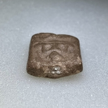 หลวงพ่อปาน พิมพ์ทรงนกสมาธิบัวเม็ด  เนื้อดินเผา พ.ศ. 2460