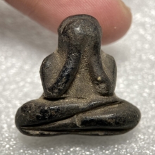 พระปิดตาลอยองค์ เนื้อผงคลุกรักเก่า