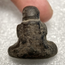 พระปิดตาลอยองค์ เนื้อผงคลุกรักเก่า