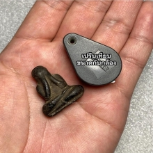 พระปิดตาลอยองค์ เนื้อผงคลุกรักเก่า