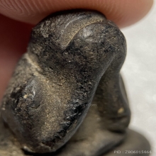 พระปิดตาลอยองค์ เนื้อผงคลุกรักเก่า