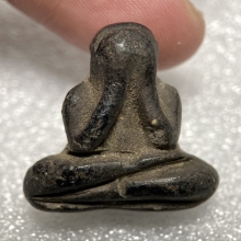 พระปิดตาลอยองค์ เนื้อผงคลุกรักเก่า