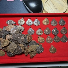 แพ็ค 100เหรียญสวยกริบฯเหรียญหลวงปู่แหวน หลังภปร.เล็ก ปี2521