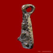 เหรียญหล่อรุ่นแรก หลวงพ่อเพชร วัดท่าหลวง พิจิตร พิมพ์จอบเล็ก