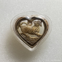 สิงห์รูปหัวใจหลวงพ่อเดิม เนื้องาแกะ พ.ศ. 2470