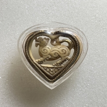 สิงห์รูปหัวใจหลวงพ่อเดิม เนื้องาแกะ พ.ศ. 2470